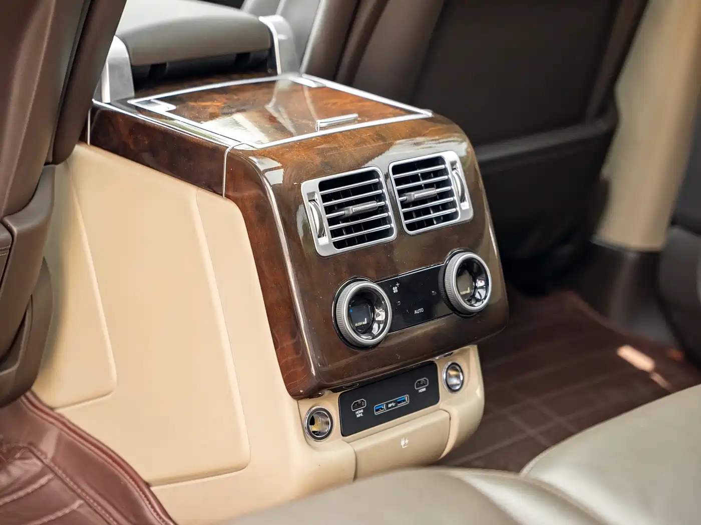 Land Rover Range Rover 2021 3.0 L6 Heritage Extended Classic Edition фото 8
