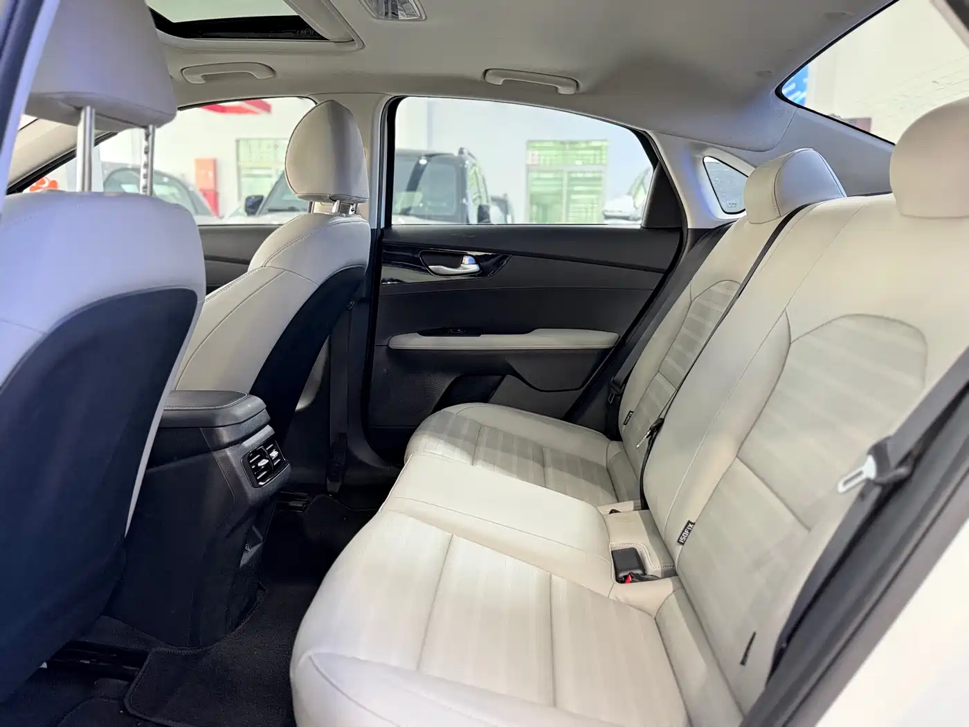Kia K3 2023 Model 1.5L CVT Luxury Edition фото 6