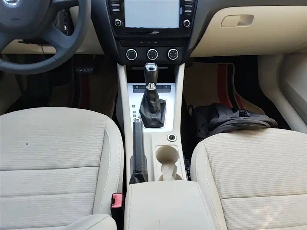 Škoda Octavia 2015 1.6L Automatic逸杰版 фото 14