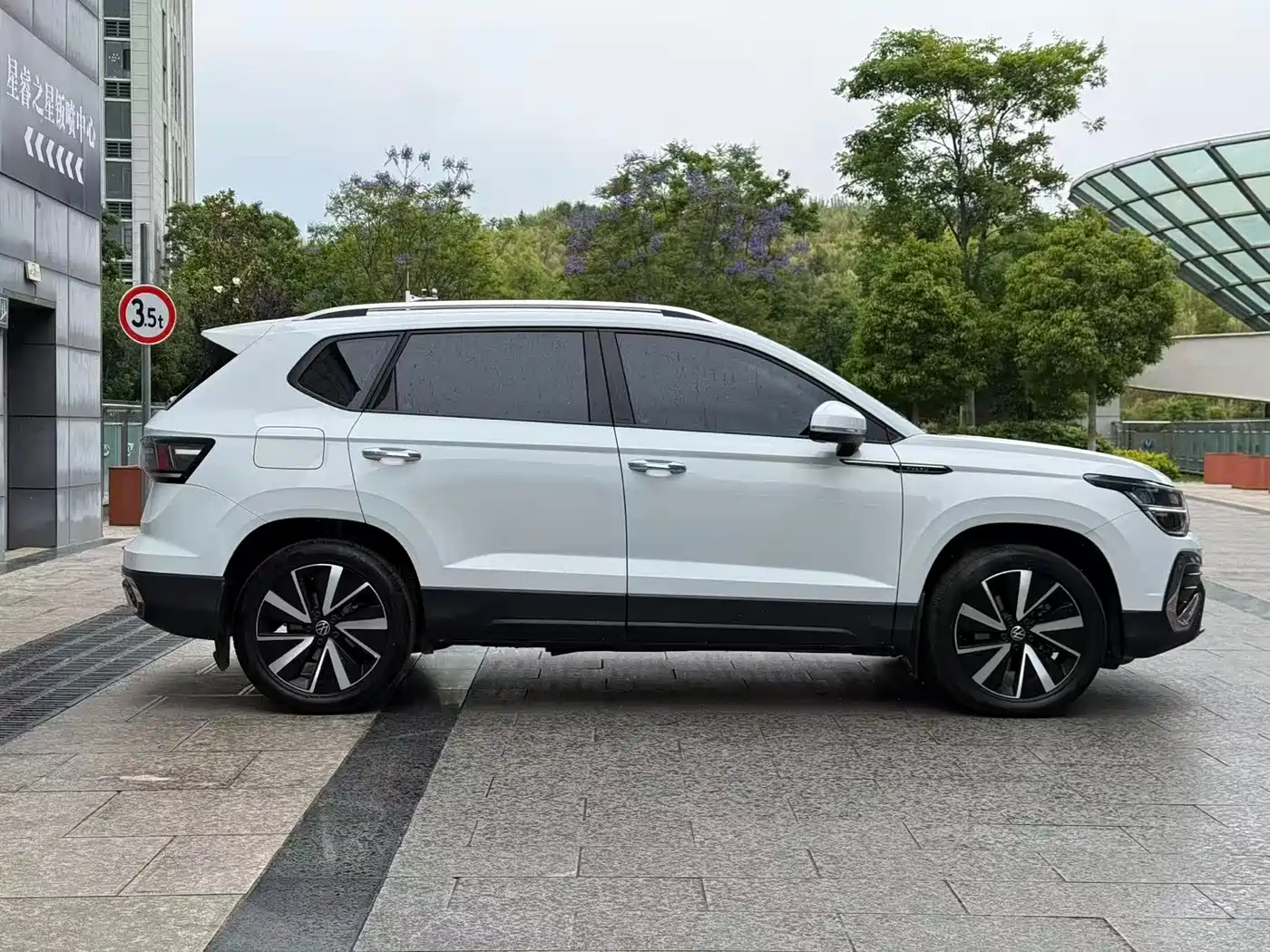 Volkswagen Tharu 2024 300TSI 2WD Bright Moon Edition фото 31