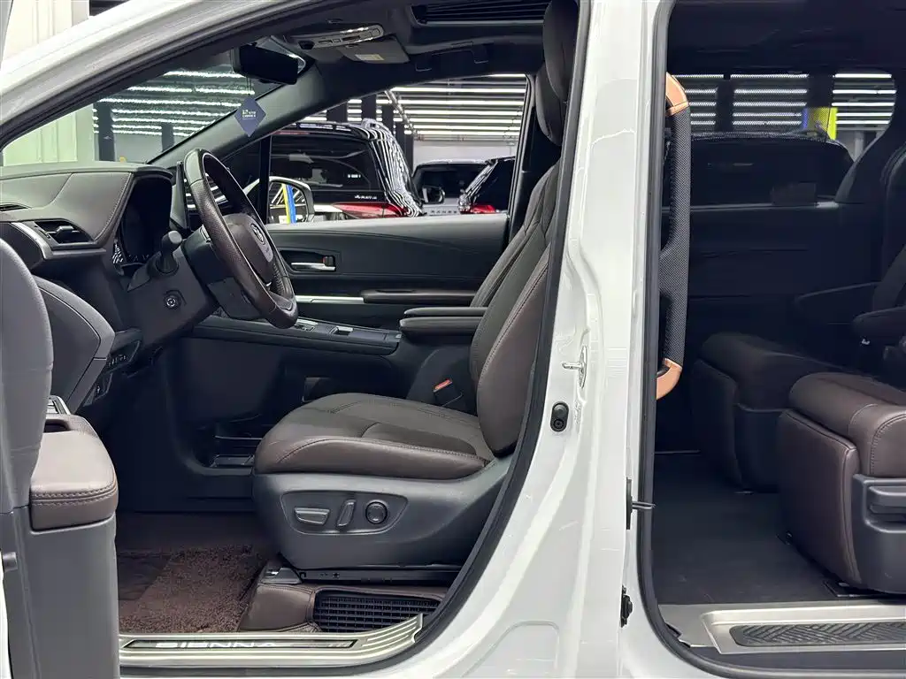 Toyota Sienna 2021 2.5L Hybrid Platinum Edition фото 6