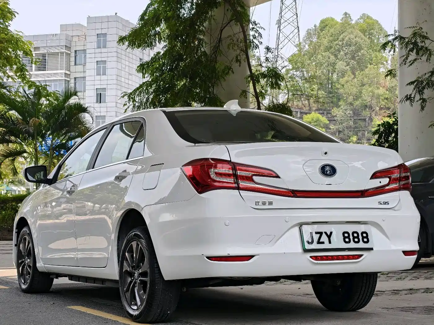 BYD Qin New Energy 2018 1.5T Smart Premium фото 4