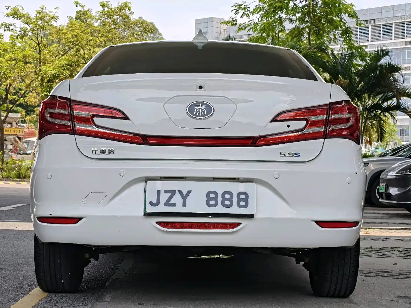 BYD Qin New Energy 2018 1.5T Smart Premium фото 5