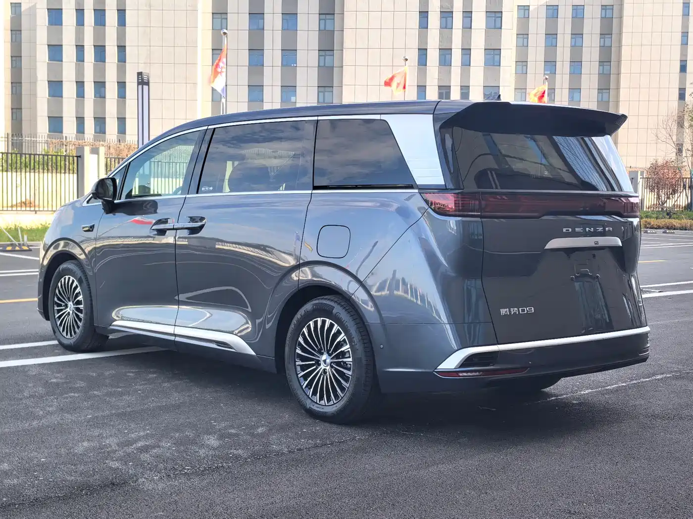 Denza D9 2025 EV Smart Drive Edition 620 Luxury фото 4