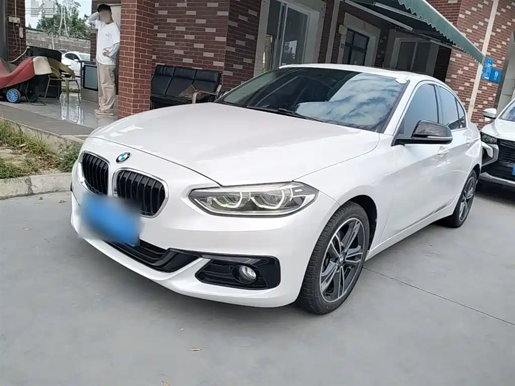 BMW 1 Series 2018 118i Sport Edition фото 2