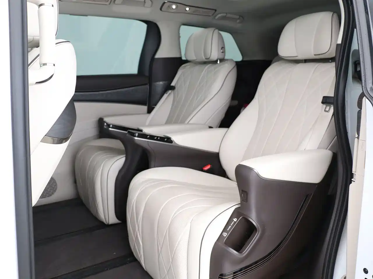 Denza D9 2024 DM-i 1050 Premium фото 7