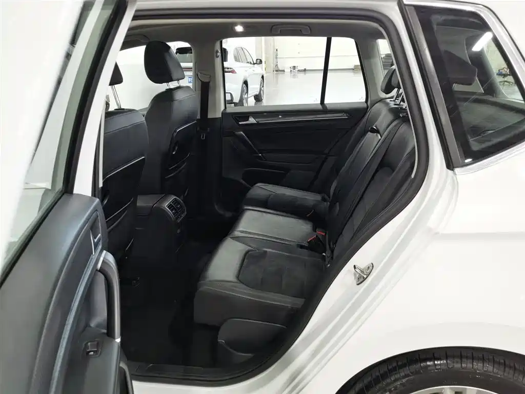 Volkswagen Golf Sportsvan 2018 230TSI Automatic Luxury фото 15