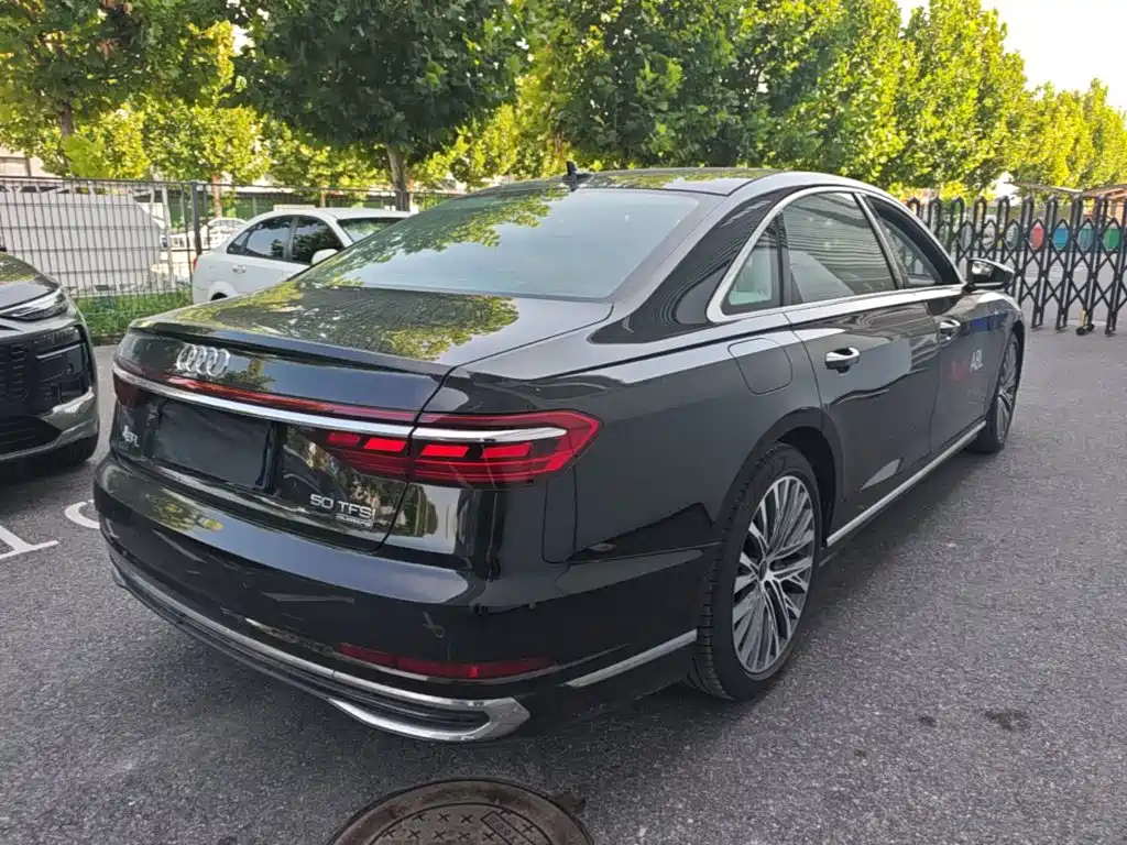 Фото 7 - Audi A8