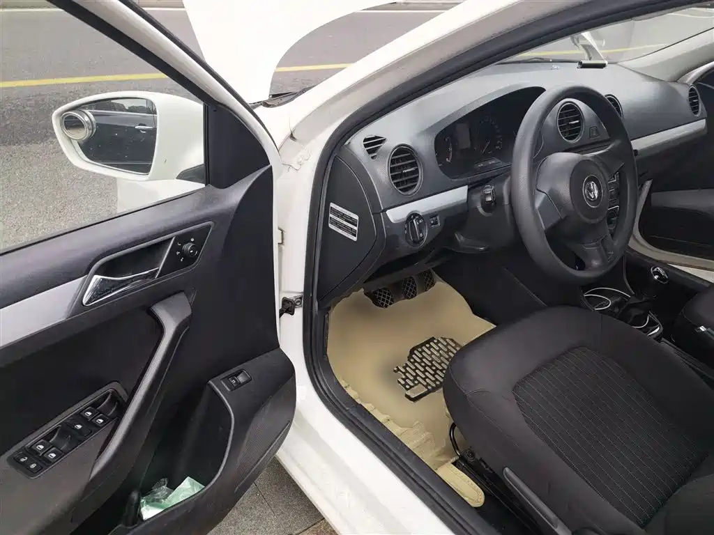 Volkswagen Jetta 2013 1.6L Manual Comfort фото 12