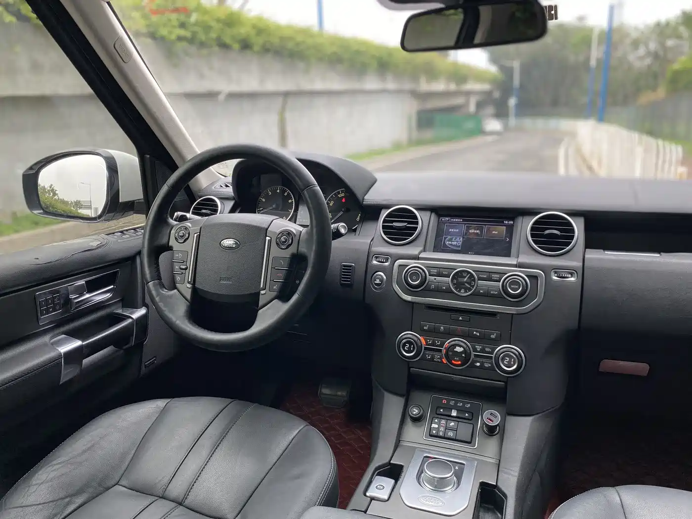 Land Rover Discovery 2016 3.0 SC Gloss Black Collector's Edition HSE фото 12
