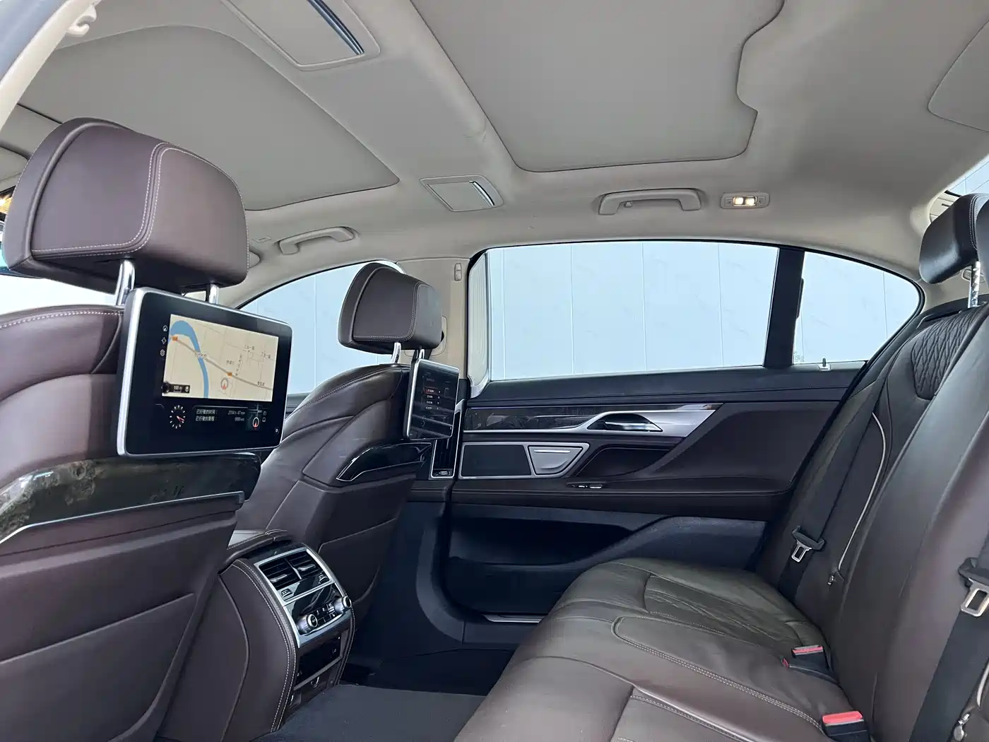 BMW 7 Series 2016 740Li Leading Edition фото 8