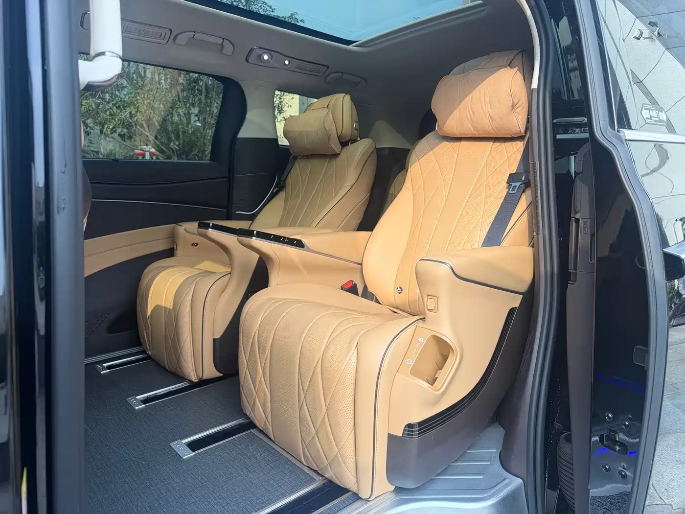 Denza D9 2024 DM-i 980 AWD Prestige фото 11