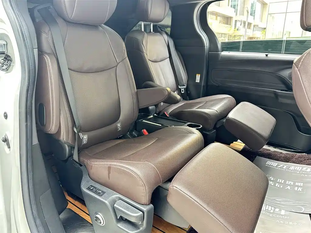 Toyota Sienna 2021 2.5L Hybrid Platinum Edition фото 15