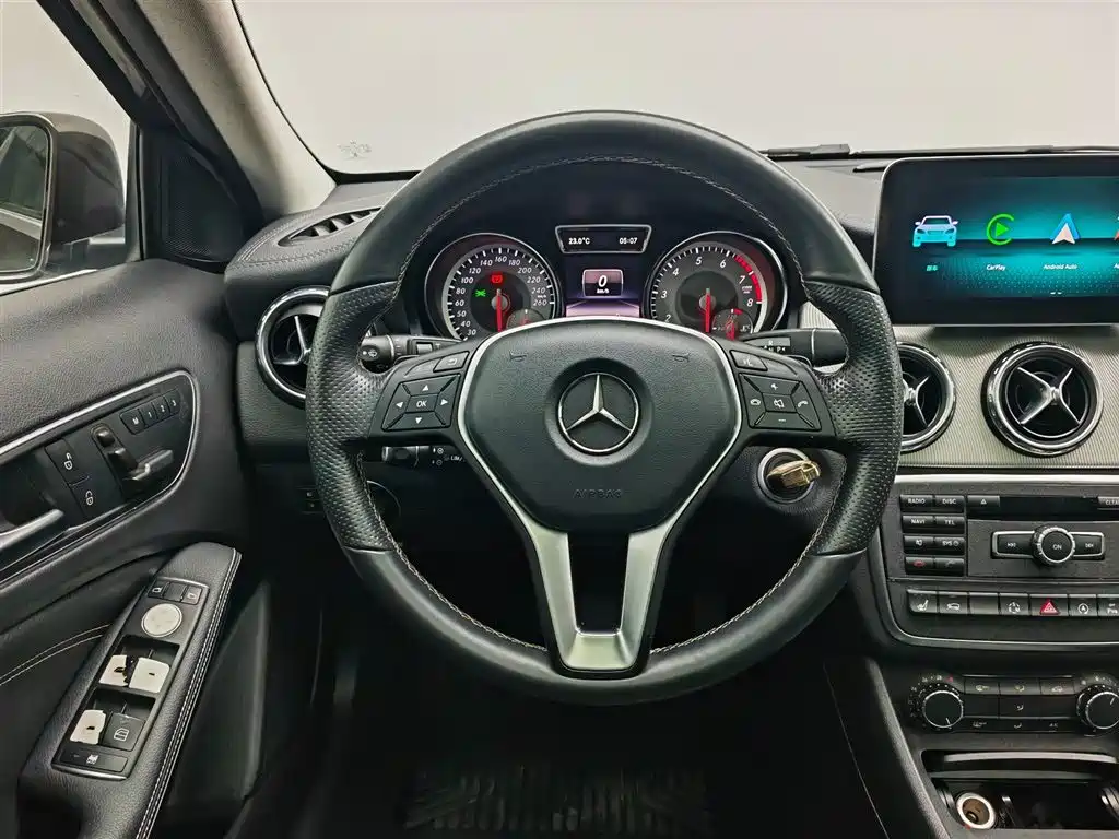 Mercedes-Benz GLA 2015 GLA 220 4MATIC Fashion Edition фото 11