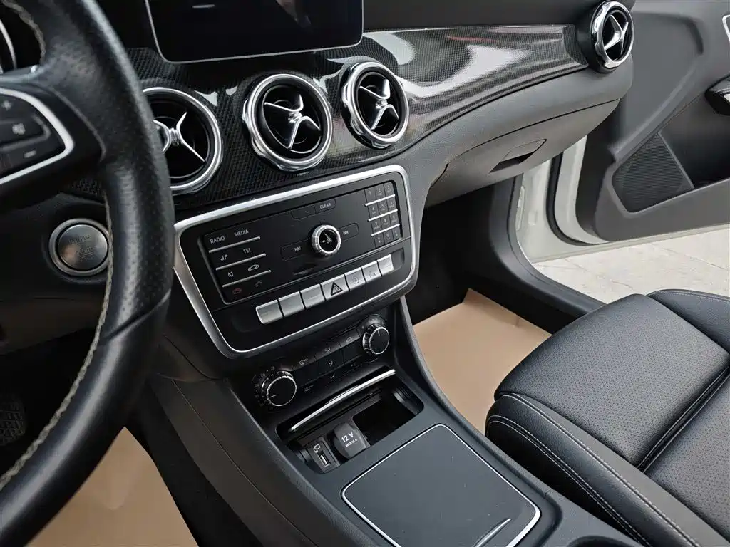 Mercedes-Benz GLA 2018 GLA 200 Fashion фото 15