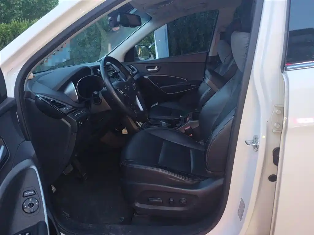 Hyundai Grand Santa Fe 2013 3.0L 7-Seater 4WD Comfort Edition фото 11