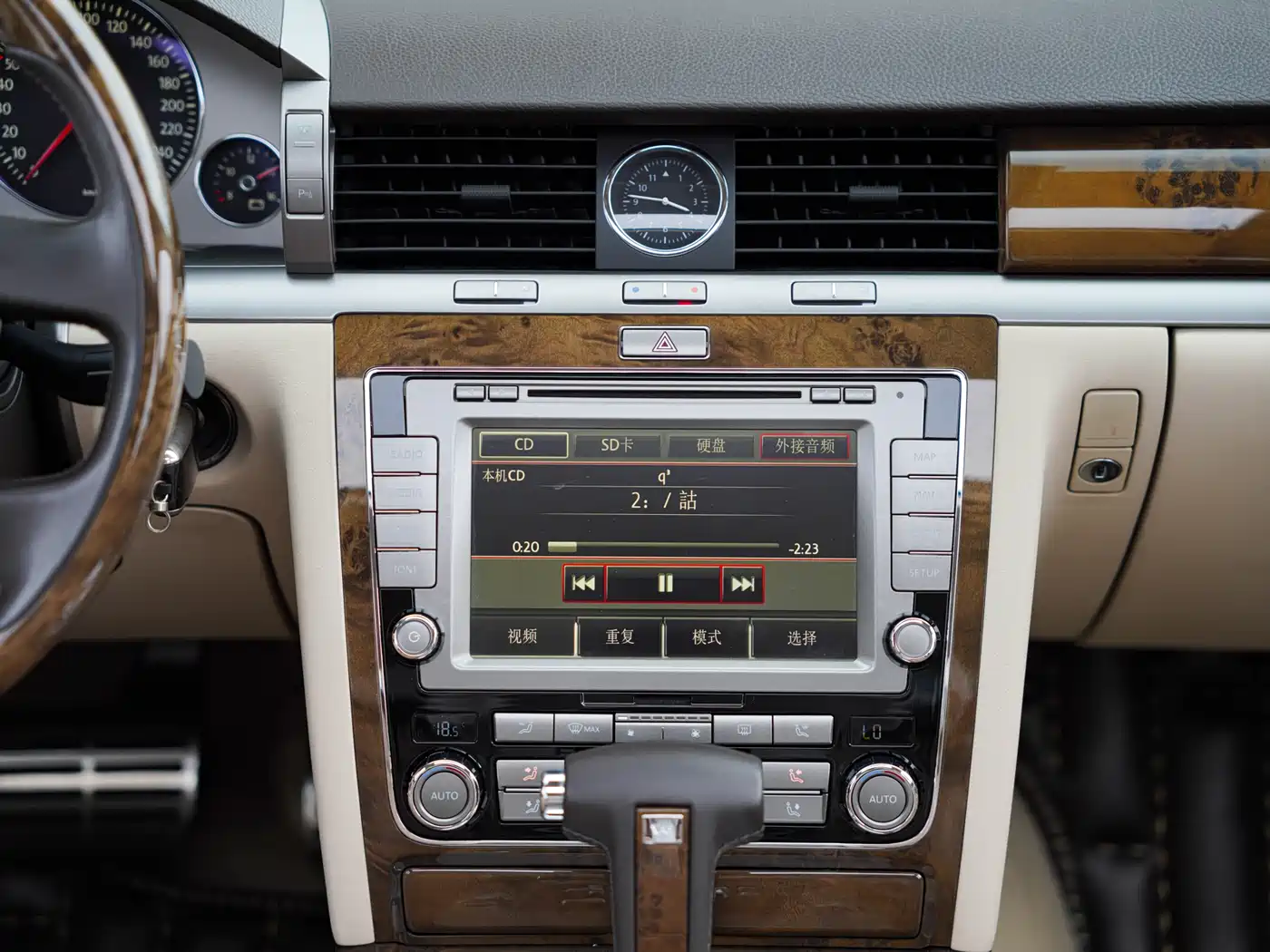 Volkswagen Phaeton 2012 3.0L Elite Custom фото 32