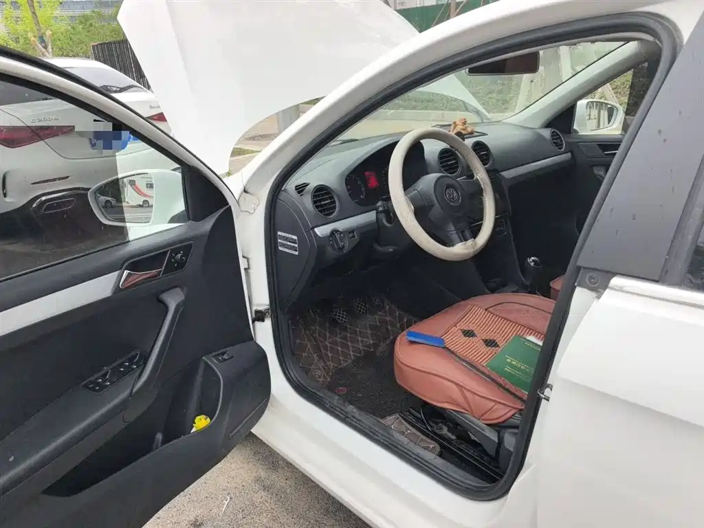 Volkswagen Jetta 2013 1.6L Manual Comfort фото 12