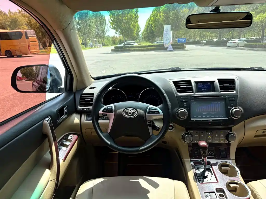 Фото 11 - Toyota Highlander