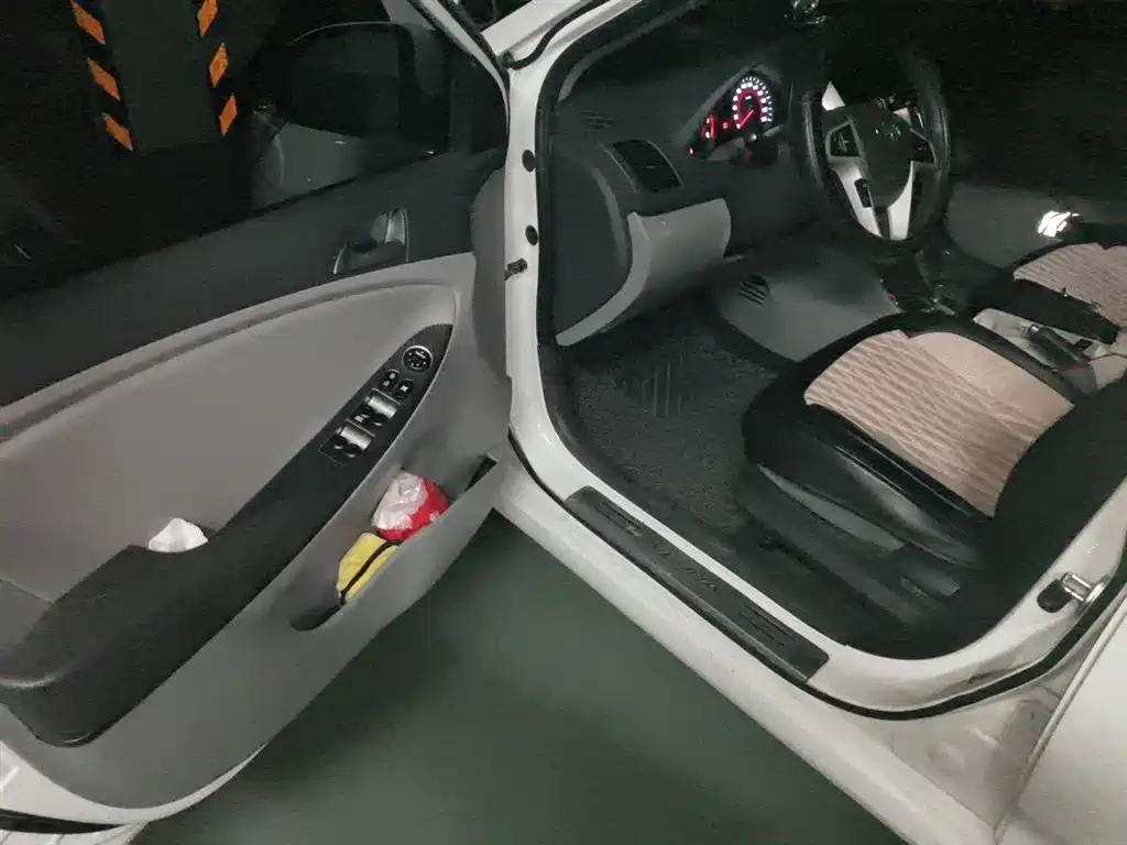 Hyundai Verna 2014 1.4L Automatic Leading GLX фото 13