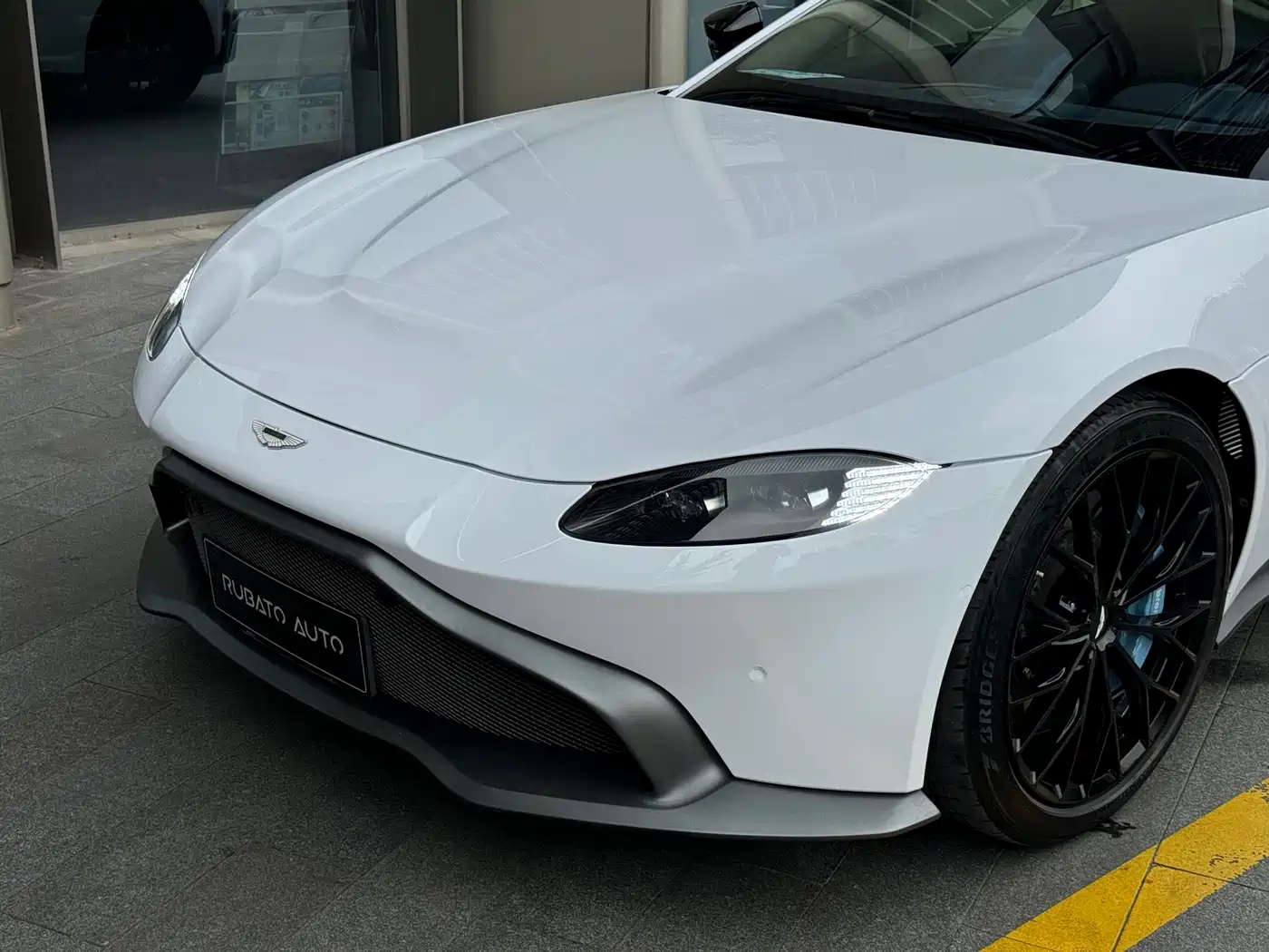 Aston Martin V8 Vantage 2018 4.0T V8 Coupe фото 8