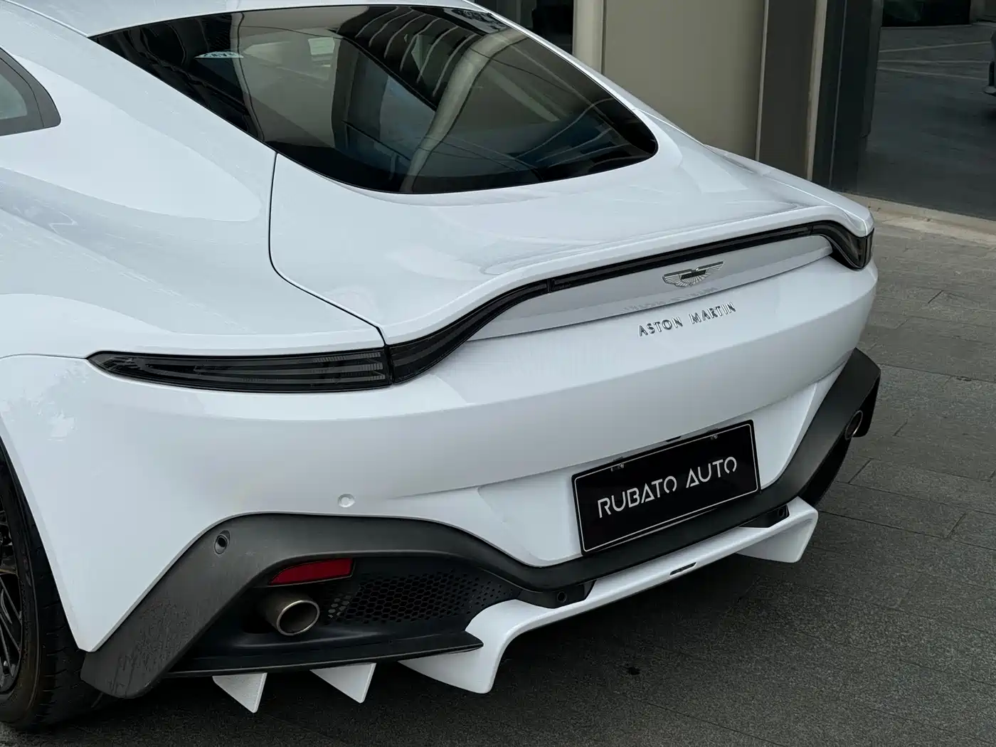 Aston Martin V8 Vantage 2018 4.0T V8 Coupe фото 11
