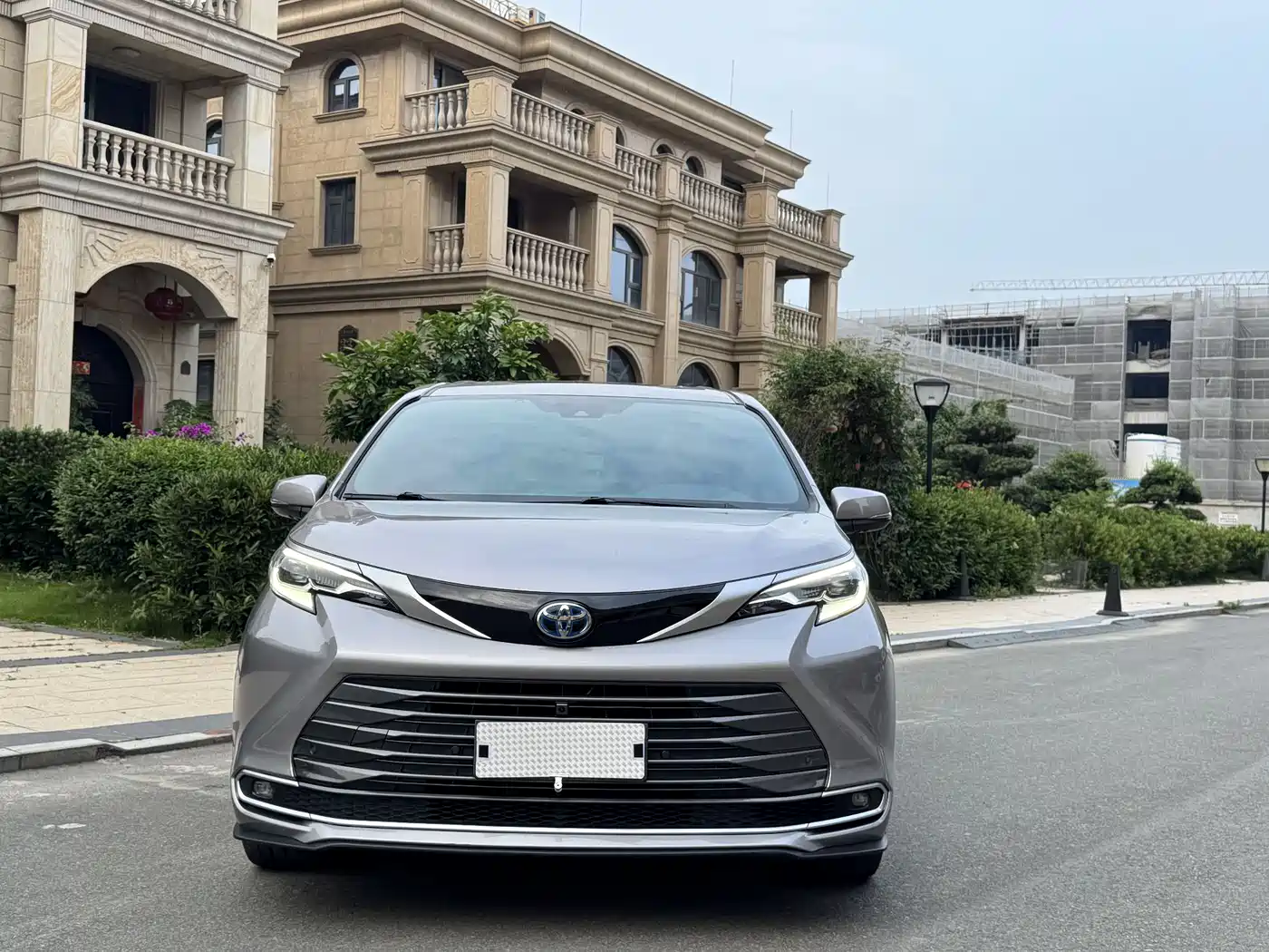 Toyota Sienna 2023 2.5L Hybrid Premium Edition фото 2