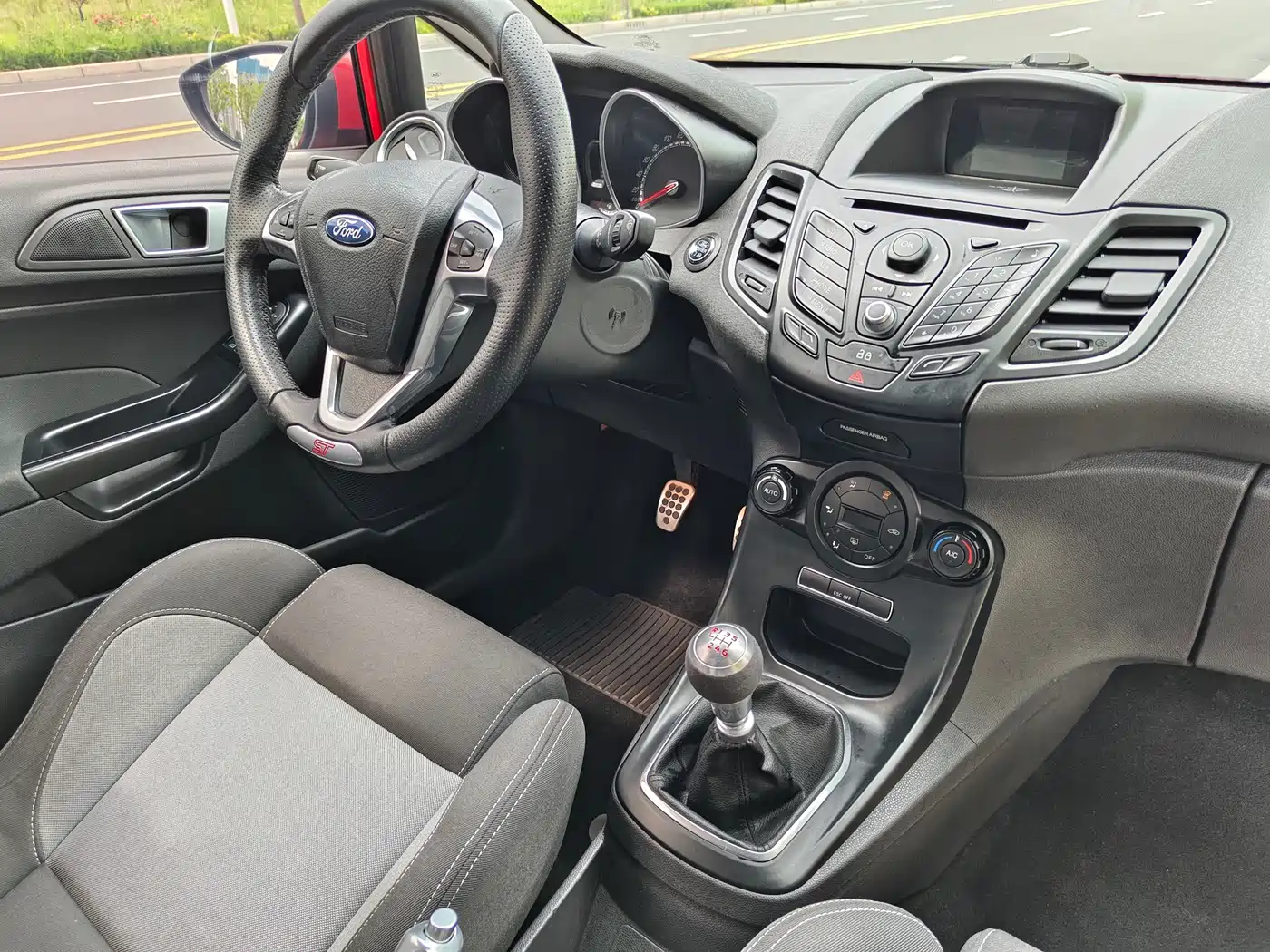 Ford Fiesta (Import) 2013 1.6T ST фото 24