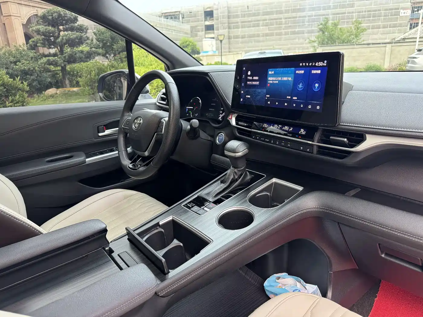 Toyota Sienna 2023 2.5L Hybrid Premium Edition фото 11