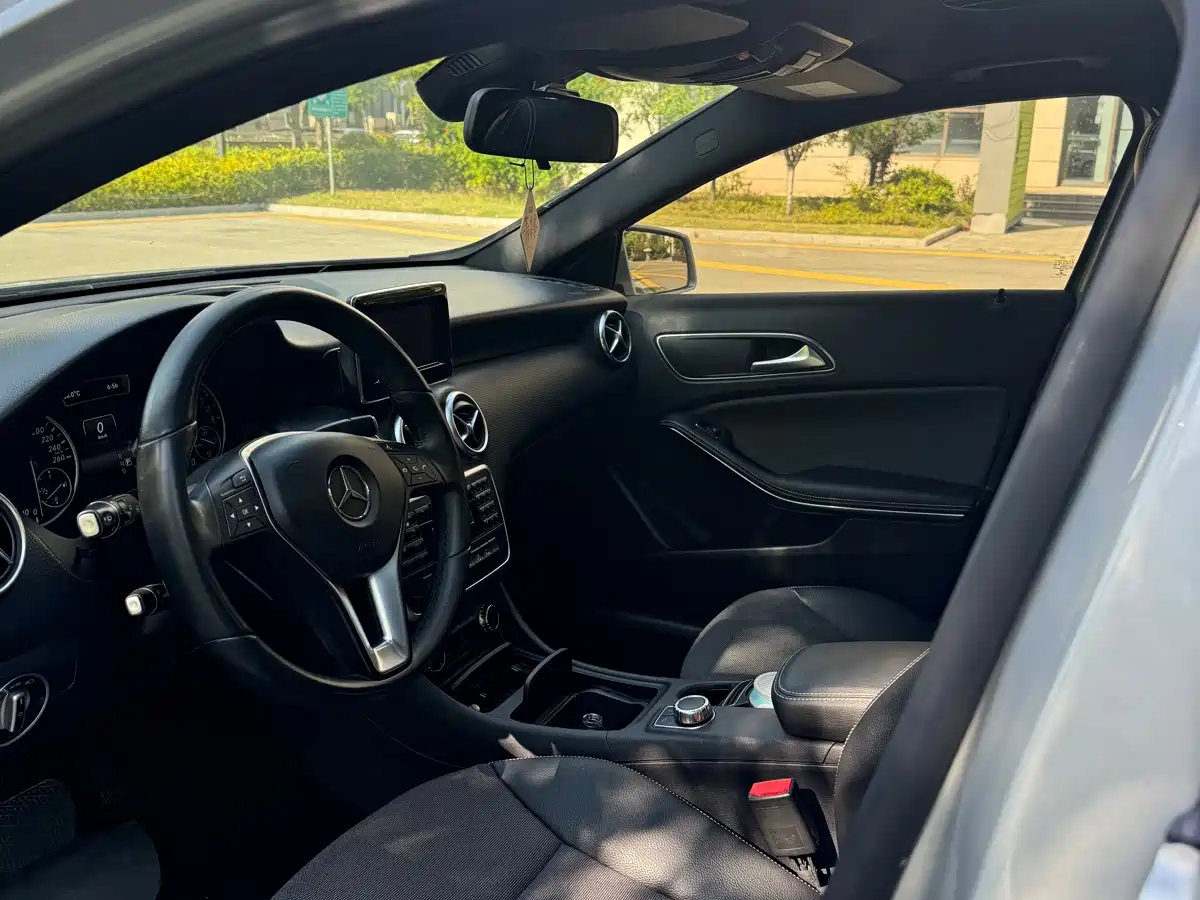 Mercedes-Benz A-Class (Import) 2015 A 180 фото 4