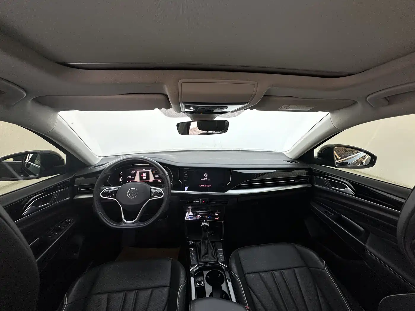 Volkswagen Passat 2024 380TSI Luxury фото 12