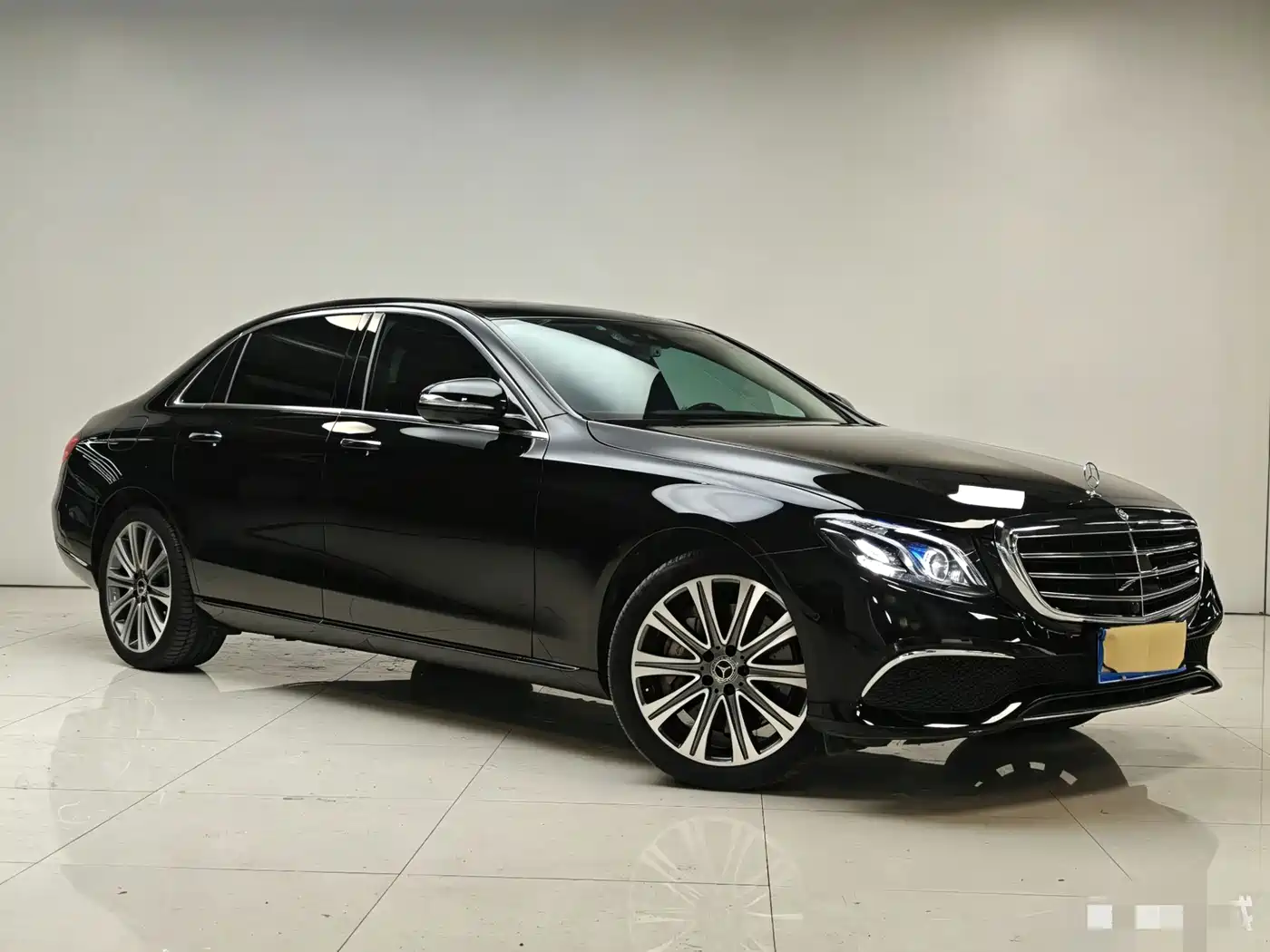 Mercedes-Benz E-Class 2017 Model E 320 L 4MATIC фото 3