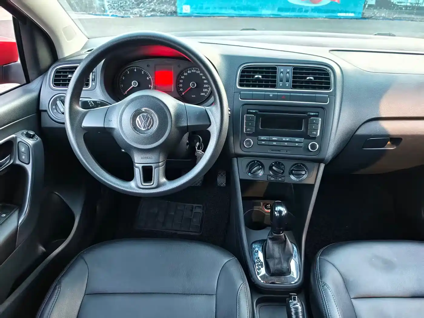 Volkswagen Polo 2013 1.6L Automatic Comfort Edition фото 9