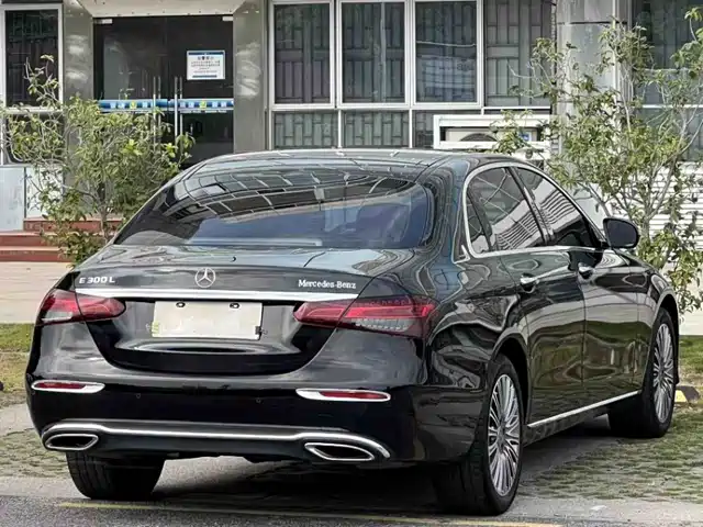 Mercedes-Benz E-Class 2023 E 300 L Fashion — фото 4