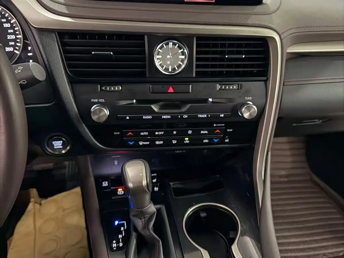 Фото 8 - Lexus RX
