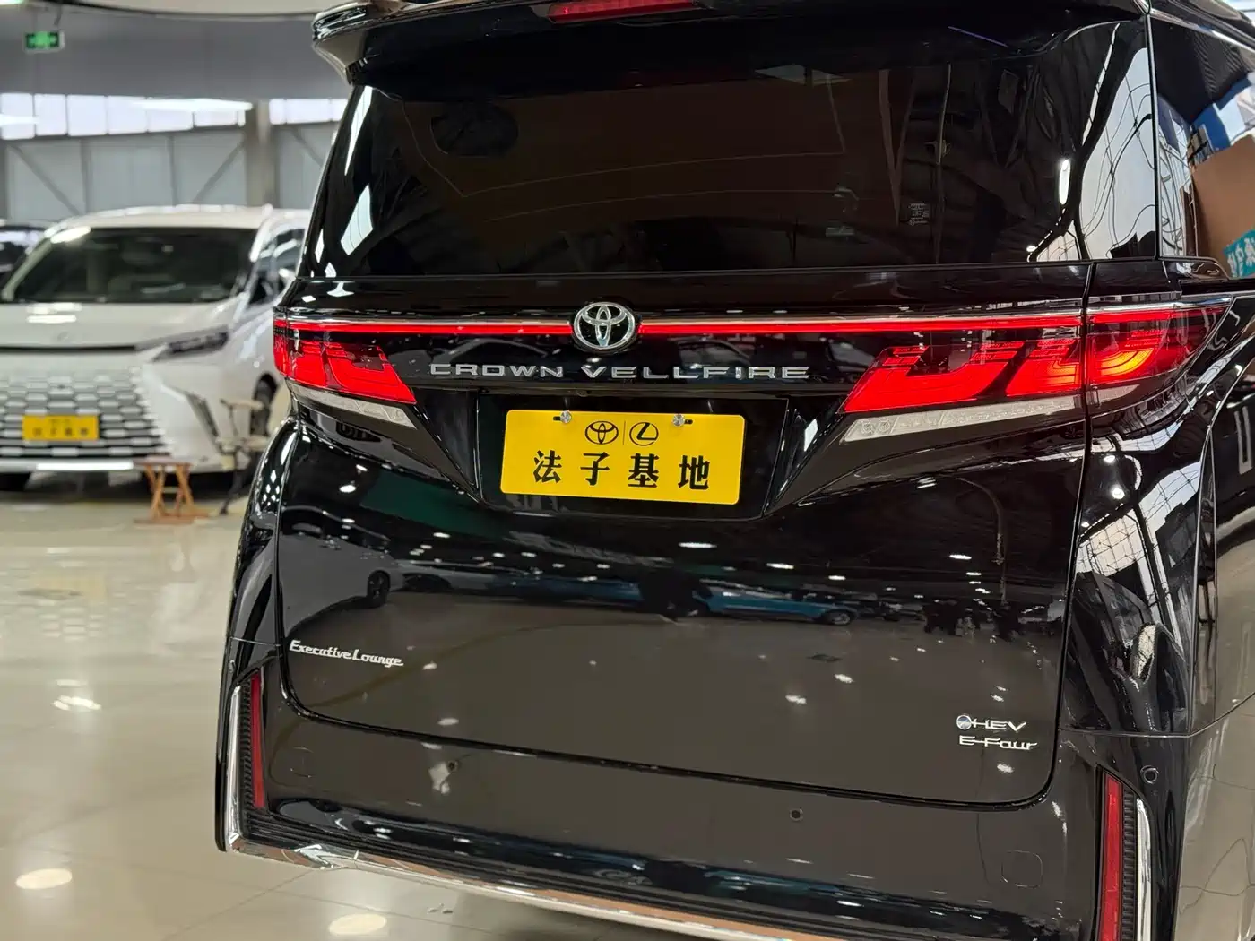 Toyota Vellfire 2024 Crown Hybrid 2.5L Executive Premium Edition фото 24
