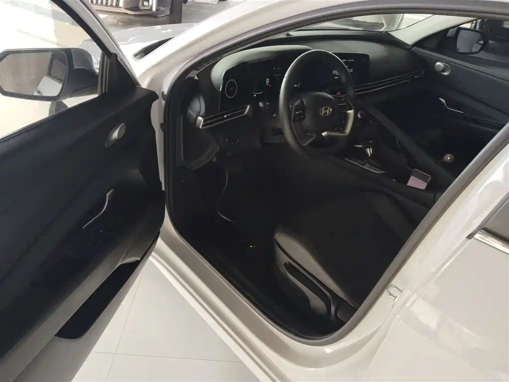 Hyundai Elantra 2023 1.5L CVT GLX Elite Edition фото 16