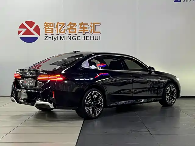BMW 5 Series 2024 530Li Premium M Sport Package — фото 4