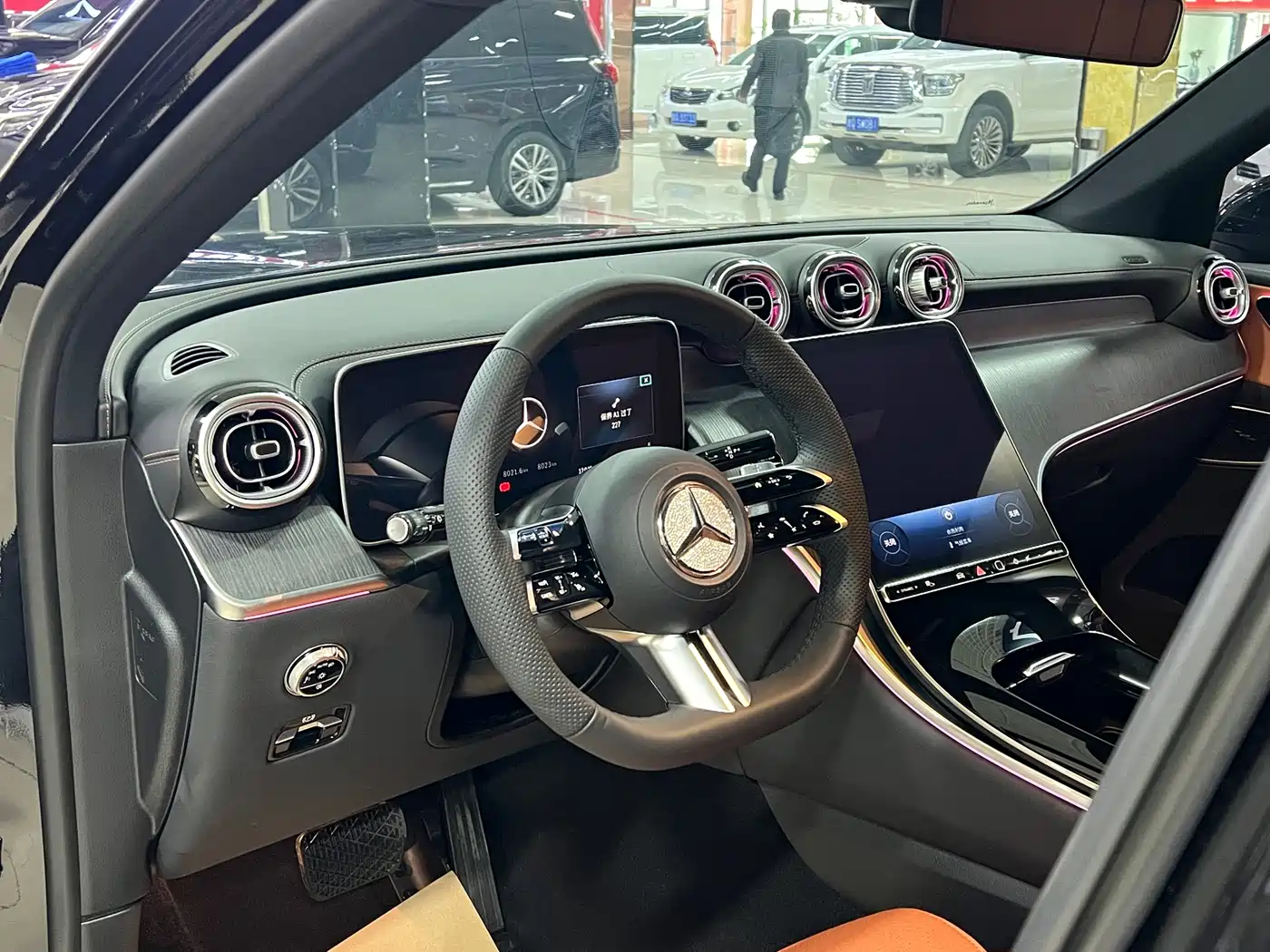 Mercedes-Benz GLC 2024 GLC 260 L 4MATIC Luxury 5-seater фото 4