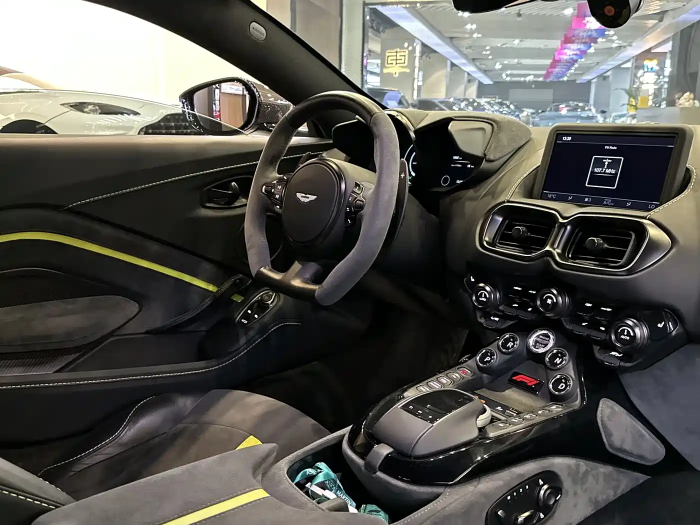 ASTON MARTIN V8 VANTAGE