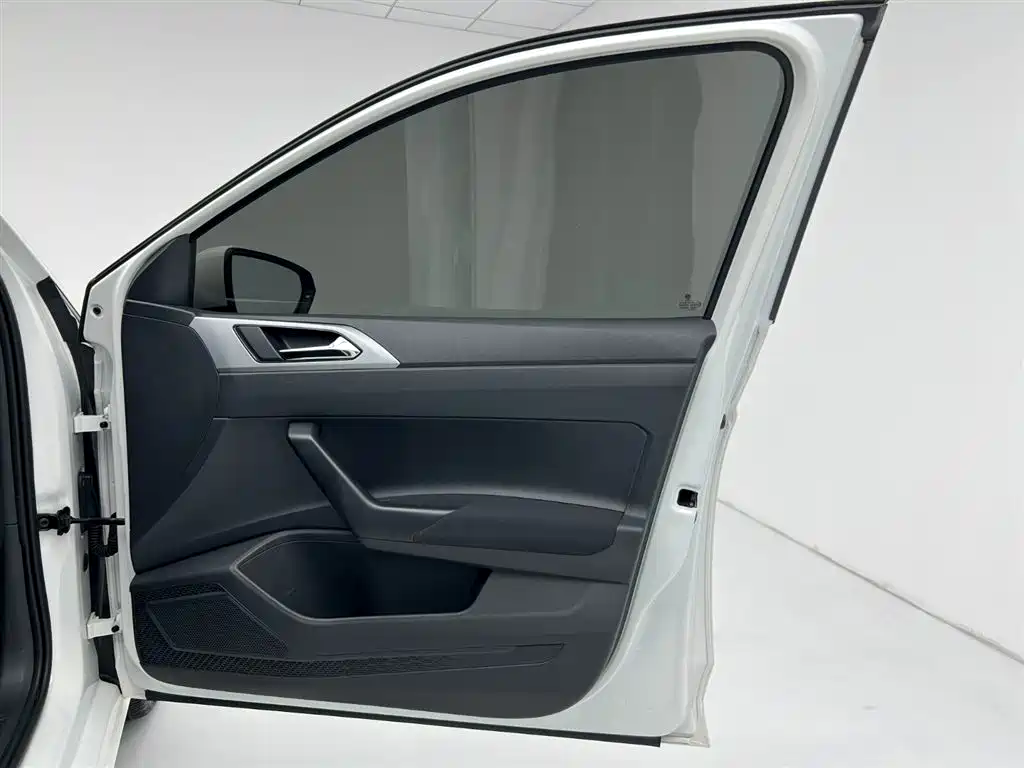 Volkswagen Polo 2021 Plus 1.5L Automatic Panorama Enjoyment Edition фото 20