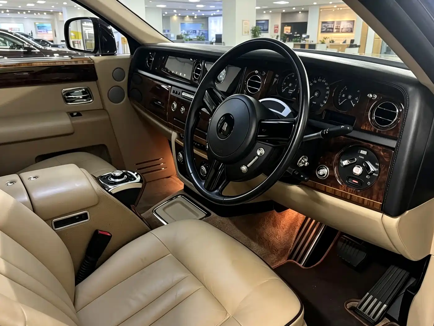 Rolls-Royce Phantom 2016 6.7L Metropolitan Collector's Edition фото 4