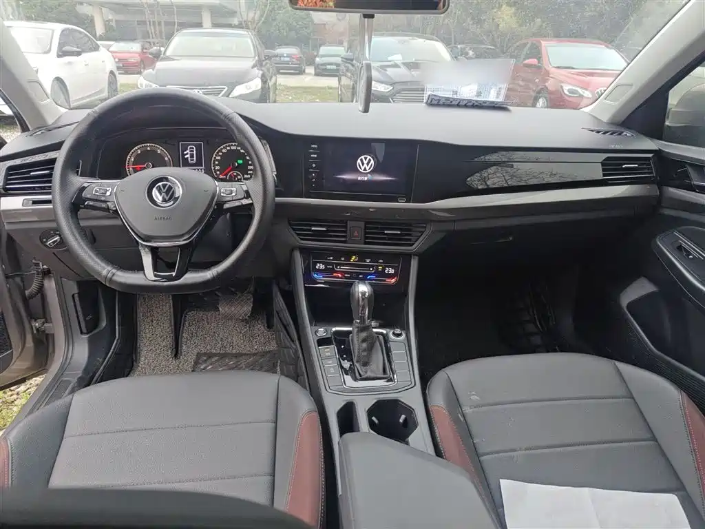 VOLKSWAGEN BORA