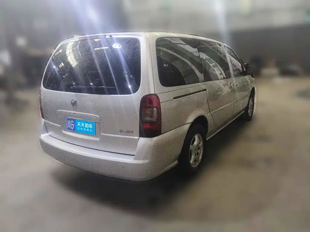 Photo 2 - Buick GL8