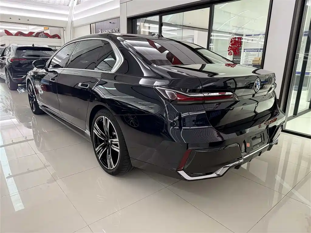 BMW 7 Series 2023 Model 740Li Leading M Sport Package фото 4