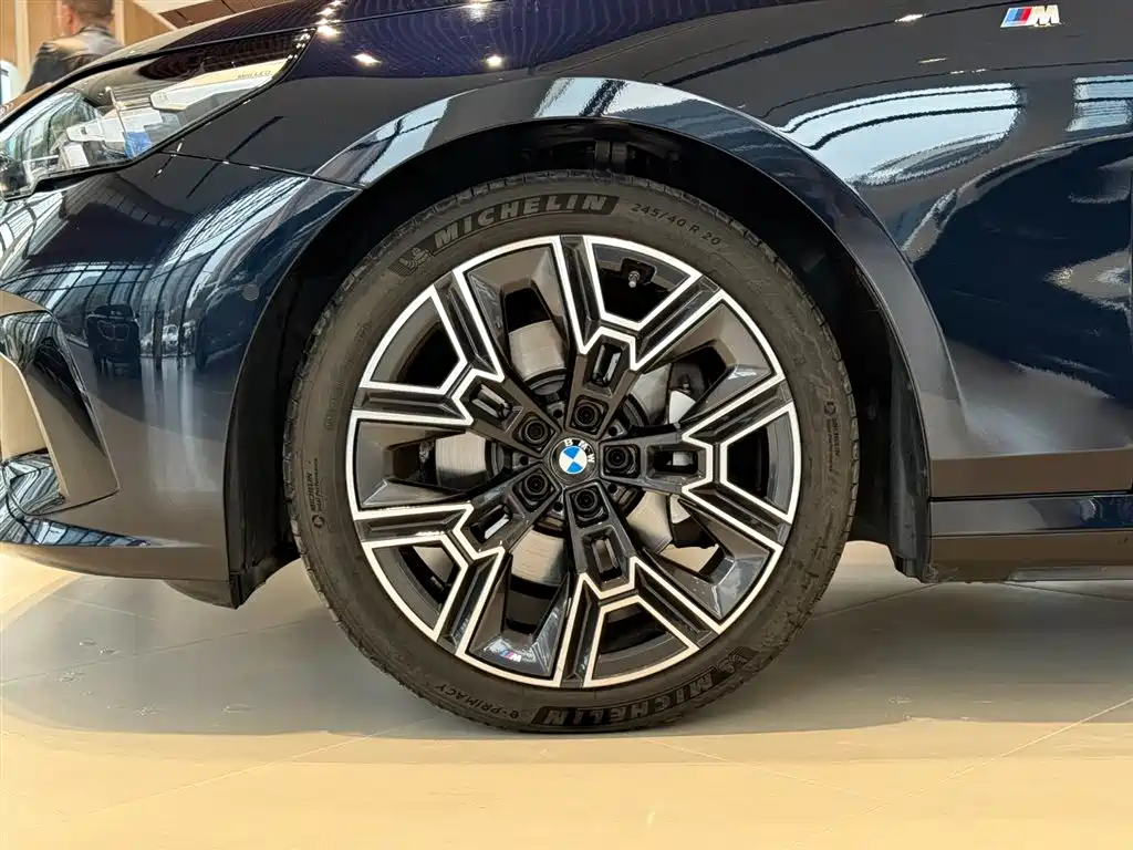 BMW 5 Series 2025 530Li Premium M Sport Package фото 14