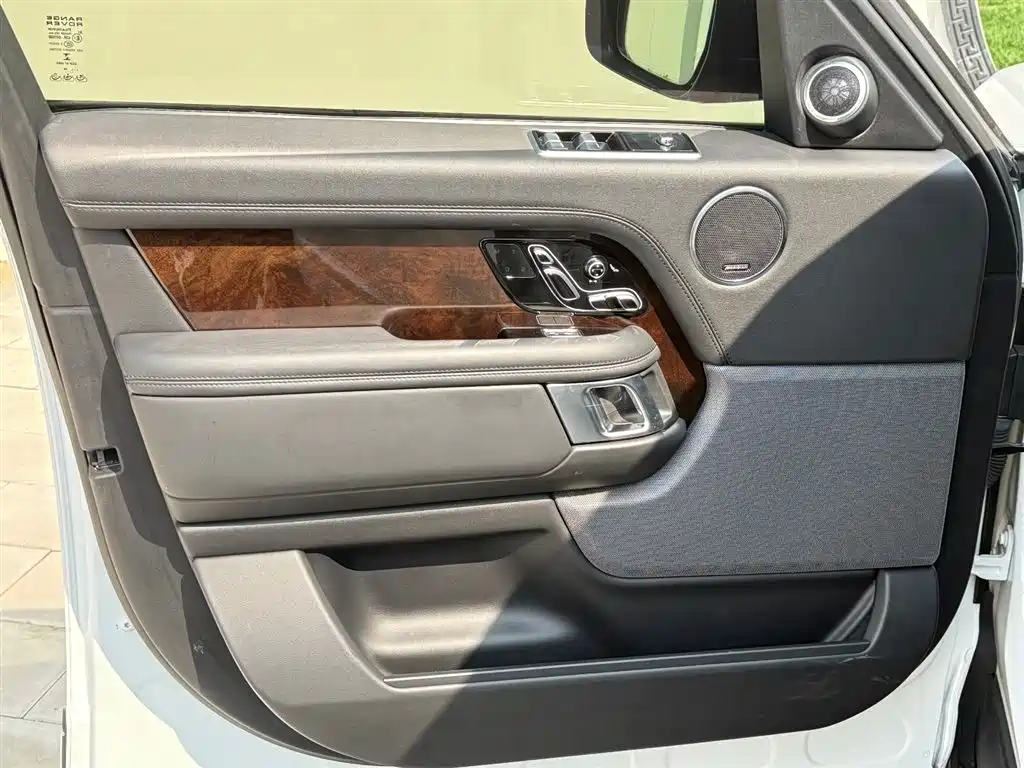 Land Rover Range Rover 2020 3.0 L6 Heritage Extended Edition фото 7