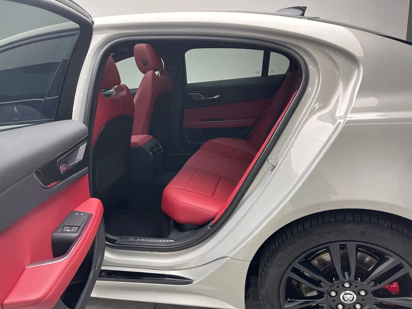 Jaguar XEL 2024 2024 Model 2.0T 250PS R-DYNAMIC S Gloss Black Sport Edition