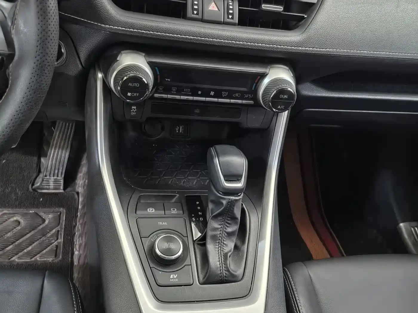 Toyota Wildlander 2024 2.0L CVT 4WD Luxury PLUS Edition фото 10