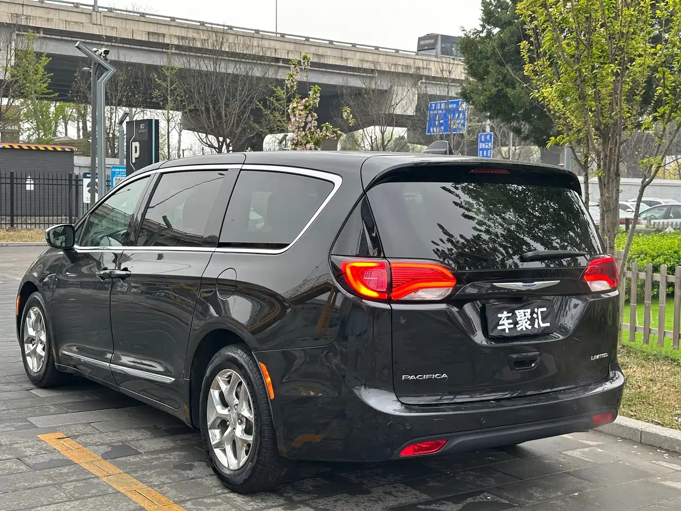 Chrysler Grand Voyager (Import) 2017 3.6L Premium Edition фото 22